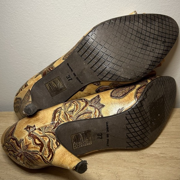 Cuoieria Fiorentina Pointed Toe Floral Print Patent Leather Pumps with a Bow - Picture 6 of 6